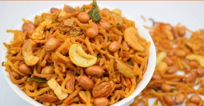 ঘরে তৈরি চানাচুর ঘরে তৈরি চানাচুর